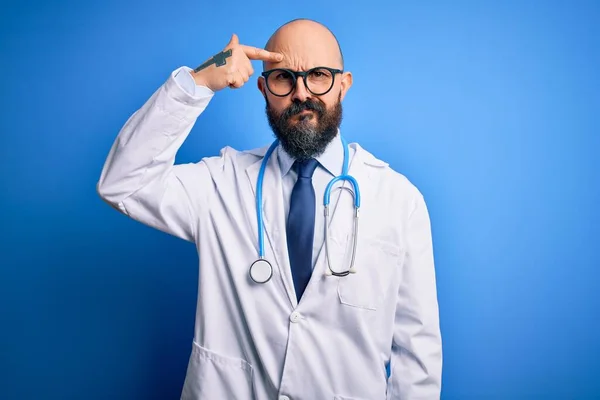 Knappe Kale Dokter Met Baard Met Een Bril Stethoscoop Een — Stockfoto