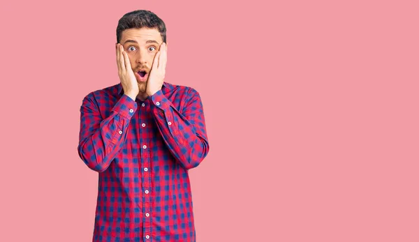 Beau Jeune Homme Avec Ours Portant Une Chemise Décontractée Effrayée — Photo