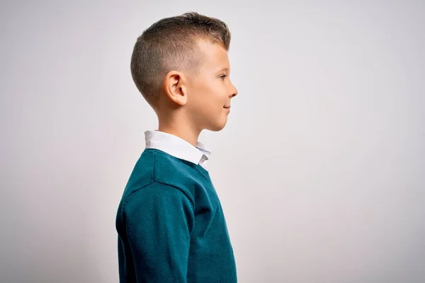 Mavi Gözlü Küçük Beyaz Çocuk Soyutlanmış Arka Planda Şık Kıyafetler — Stok fotoğraf