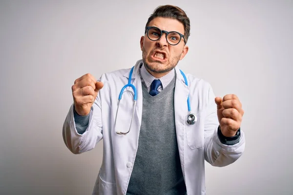 Joven Doctor Con Ojos Azules Usando Abrigo Médico Estetoscopio Sobre — Foto de Stock