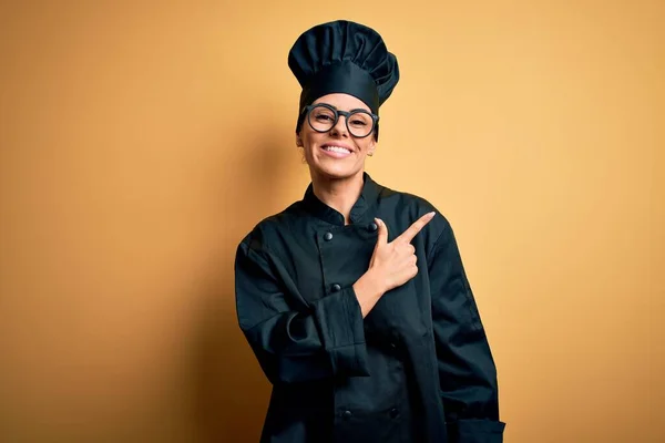 Ung Vacker Brunett Kock Kvinna Bär Spis Uniform Och Hatt — Stockfoto