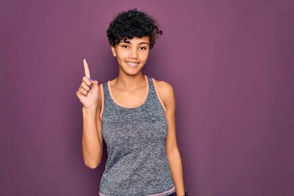 Jovem Bela Afro Americana Africana Esportista Fazendo Exercício Vestindo Roupas — Fotografia de Stock