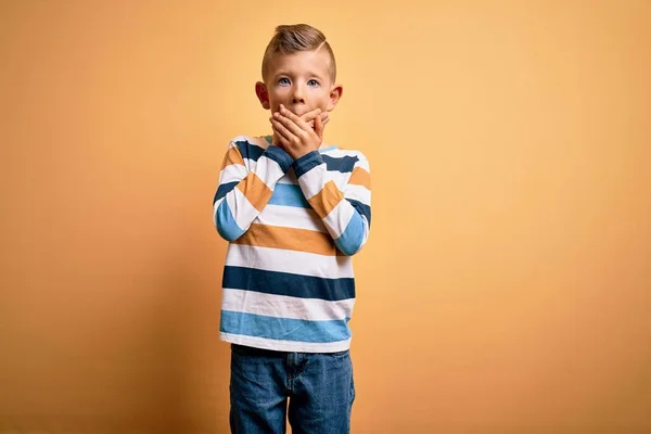 Jonge Kleine Blanke Jongen Met Blauwe Ogen Draagt Kleurrijke Gestreepte — Stockfoto