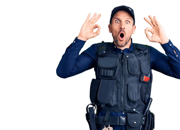 Joven Hombre Guapo Vistiendo Uniforme Policía Sorprendido Sorprendido Haciendo Símbolo —  Fotos de Stock