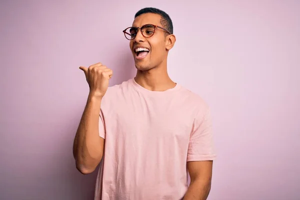 Yakışıklı Afro Amerikalı Adam Pembe Arka Planda Günlük Tişört Gözlük — Stok fotoğraf