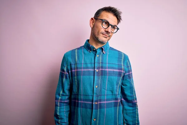 Homem Bonito Jovem Vestindo Camisa Casual Óculos Sobre Fundo Rosa — Fotografia de Stock