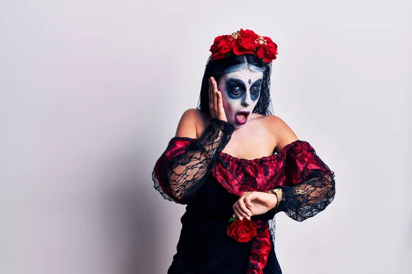 Mujer Joven Vistiendo Día Mexicano Del Maquillaje Muerto Mirando Tiempo — Foto de Stock