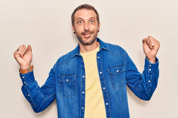 Jovem Homem Bonito Vestindo Roupas Casuais Gritando Orgulhoso Celebrando Vitória — Fotografia de Stock