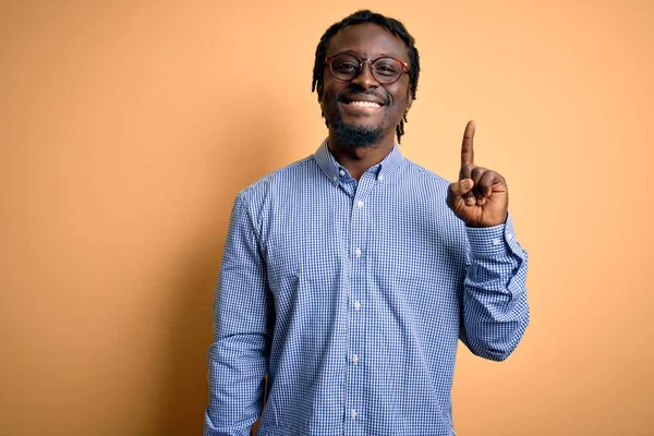 Jovem Homem Afro Americano Bonito Vestindo Camisa Óculos Sobre Fundo — Fotografia de Stock