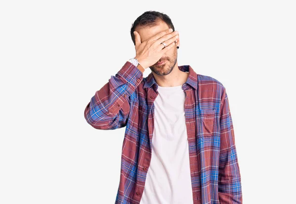 Homem Bonito Jovem Vestindo Roupas Casuais Cobrindo Olhos Com Mão — Fotografia de Stock