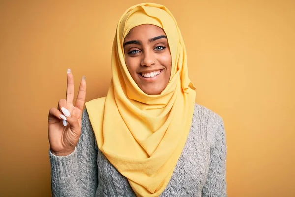 Jovem Bela Menina Afro Americana Vestindo Hijab Muçulmano Sobre Fundo — Fotografia de Stock