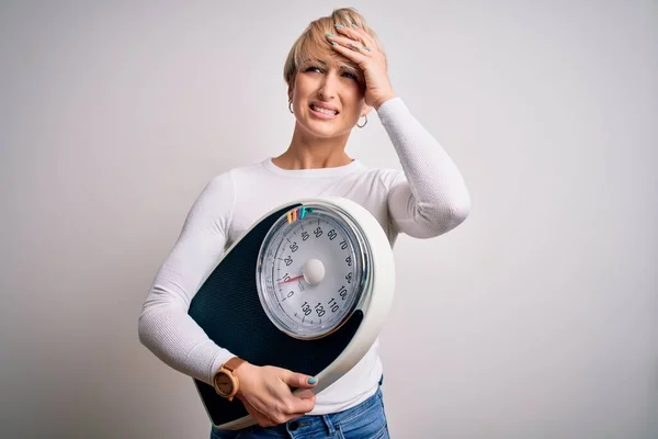 Young Blonde Woman Short Hair Holding Scale Healthy Weight Lifestyle — Stock Photo, Image