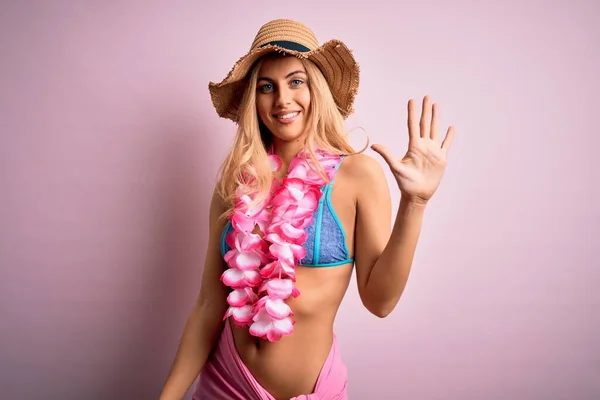 Junge Schöne Blonde Frau Urlaub Trägt Bikini Und Hut Mit — Stockfoto