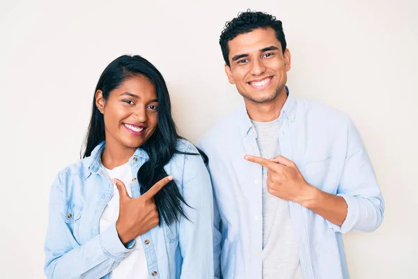 Vackra Latinska Unga Par Bär Casual Kläder Glad Med Ett — Stockfoto