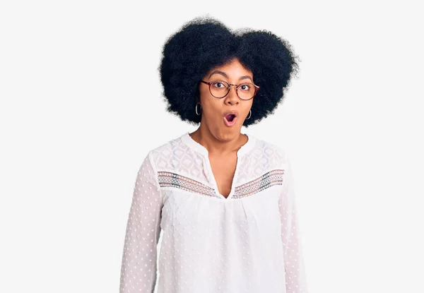 Молода Афроамериканська Дівчина Одягнена Повсякденний Одяг Налякана Вражена Відкритим Ротом — стокове фото