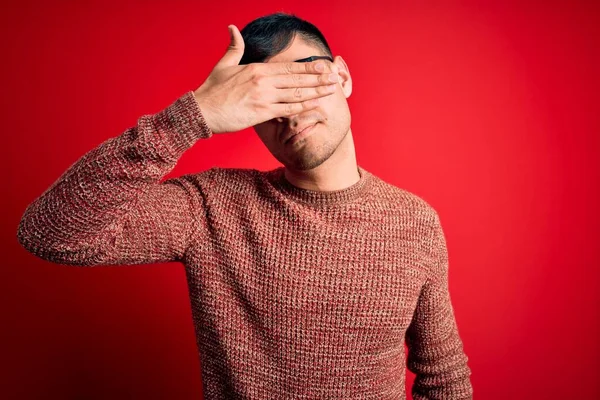 Ung Stilig Hispanic Man Bär Nörd Glasögon Över Röd Bakgrund — Stockfoto