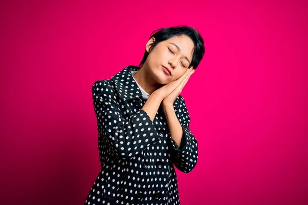 年轻美丽的亚洲女孩穿着休闲装 站在孤立的粉色背景上 睡懒觉 双手合十 闭着眼睛微笑 — 图库照片