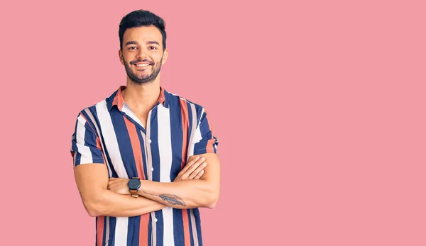 Homem Hispânico Bonito Jovem Vestindo Camisa Verão Casual Rosto Feliz — Fotografia de Stock