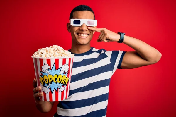 年轻英俊的非洲裔美国人 戴着3D眼镜看电影 吃着爆米花 手指头对着鼻子 面带微笑 美的概念 — 图库照片