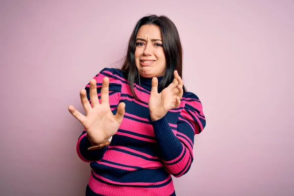 Junge Brünette Elegante Frau Trägt Gestreiftes Hemd Über Rosa Isoliertem — Stockfoto