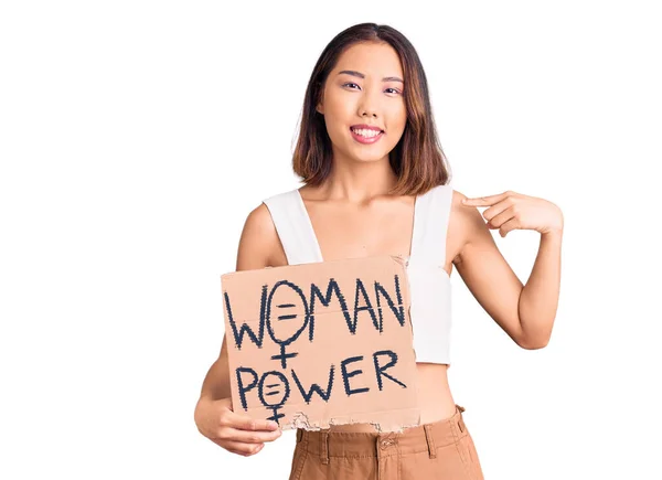 Młody Piękny Chiński Dziewczyna Gospodarstwa Kobieta Power Banner Wskazując Palcem — Zdjęcie stockowe