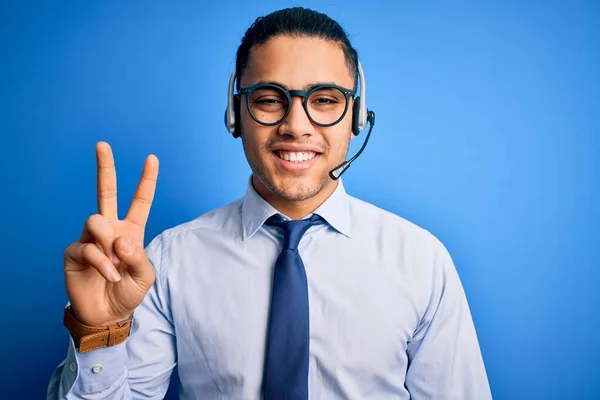 Joven Brasileño Agente Centro Llamadas Hombre Con Gafas Corbata Trabajo — Foto de Stock