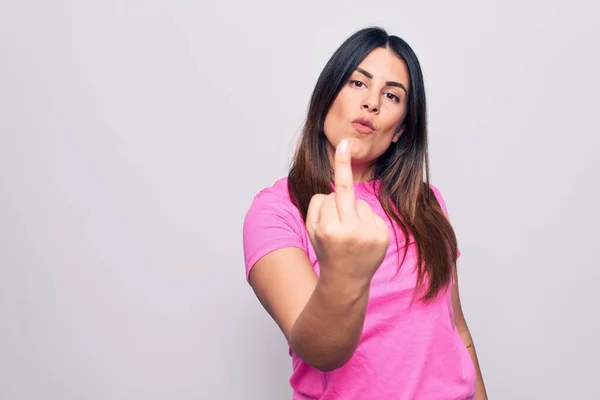 Jovem Bela Mulher Morena Vestindo Casual Rosa Shirt Sobre Fundo — Fotografia de Stock