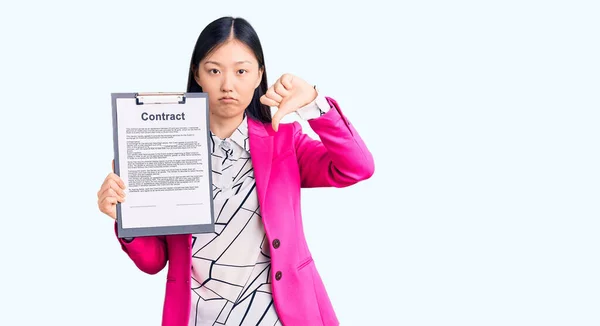 Jeune Belle Femme Chinoise Tenant Presse Papiers Avec Document Contractuel — Photo