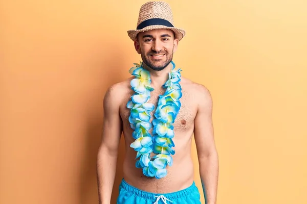Junger Gutaussehender Glatzköpfiger Mann Badebekleidung Und Hawaiianischem Lei Mit Einem — Stockfoto