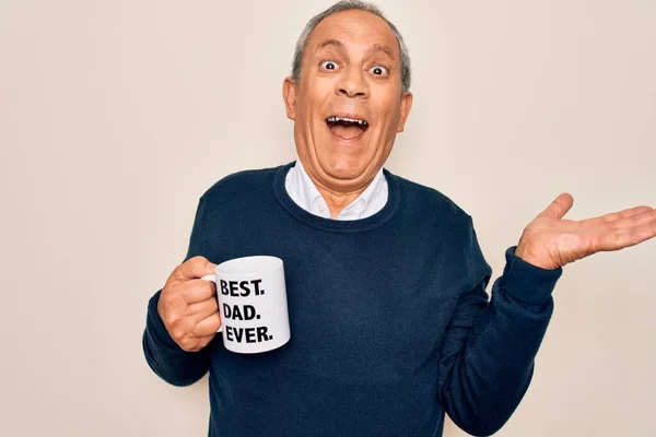 Hombre Mayor Bebiendo Taza Café Con Mejor Papá Mensaje Sobre —  Fotos de Stock