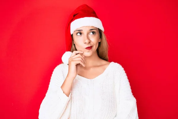 Jovem Morena Usando Chapéu Natal Rosto Sério Pensando Questão Com — Fotografia de Stock
