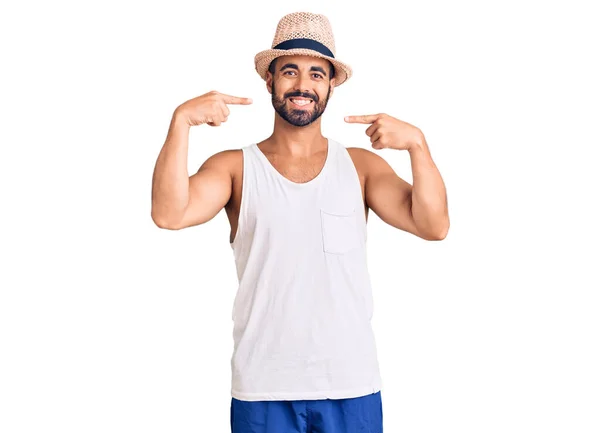Young Hispanic Man Wearing Casual Summer Hat Smiling Cheerful Showing — Stock Photo, Image