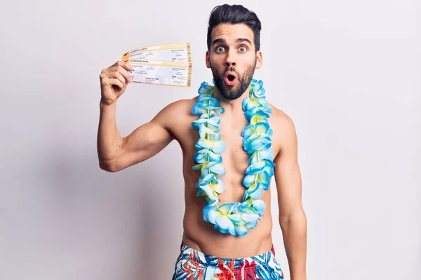 Joven Hombre Guapo Con Barba Usando Traje Baño Lei Hawaiano — Foto de Stock