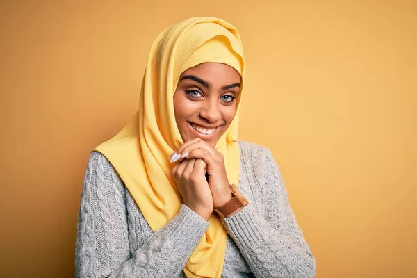 Giovane Bella Ragazza Afro Americana Indossa Hijab Musulmano Isolato Sfondo — Foto Stock