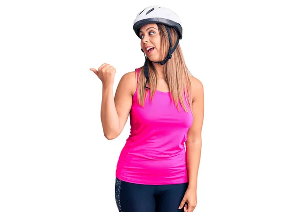 Giovane Bella Donna Che Indossa Casco Bici Sorridente Con Viso — Foto Stock