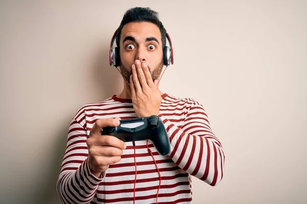 Mladý Pohledný Hráč Muž Vousy Hrát Videohry Pomocí Joystick Sluchátka — Stock fotografie