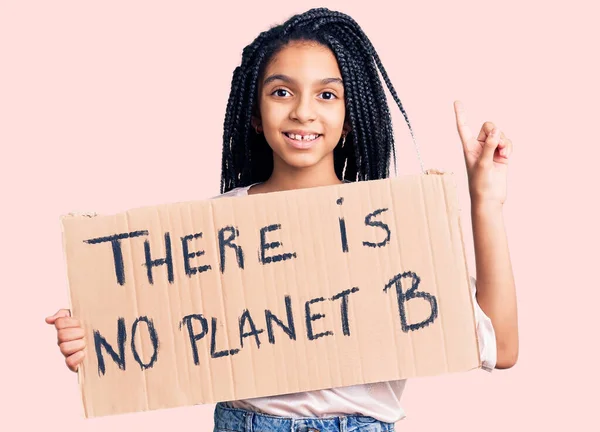 かわいいアフリカ系アメリカ人の女の子を保持ない惑星Bバナー驚きでアイデアや質問を指差す指で幸せな顔 ナンバーワン — ストック写真
