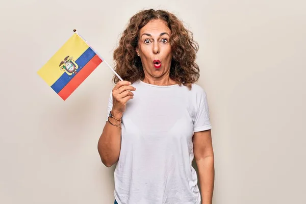 Mujer Patriótica Hermosa Mediana Edad Sosteniendo Bandera Colombiana Sobre Fondo —  Fotos de Stock