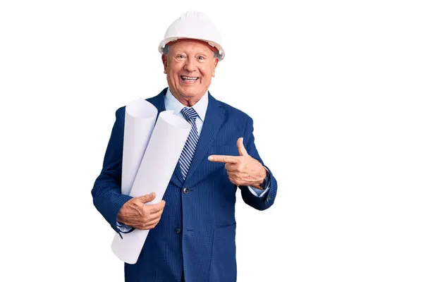 Senior Guapo Hombre Pelo Gris Con Arquitecto Hardhat Sosteniendo Planos —  Fotos de Stock