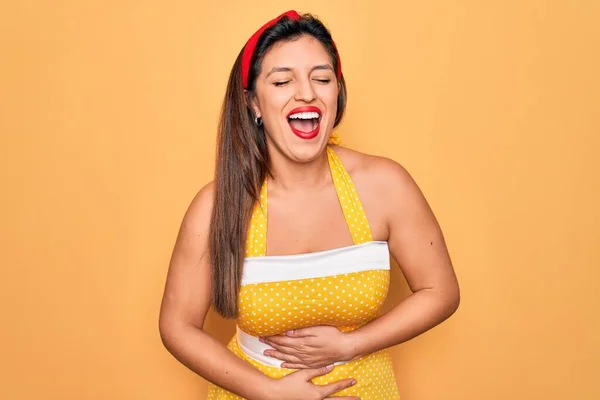 Jonge Hispanic Pin Vrouw Dragen Mode Sexy Jaren Stijl Gele — Stockfoto