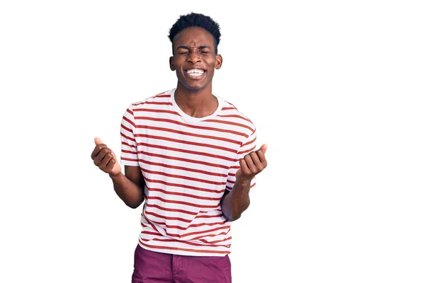 Jovem Afro Americano Vestindo Roupas Casuais Animado Para Sucesso Com — Fotografia de Stock