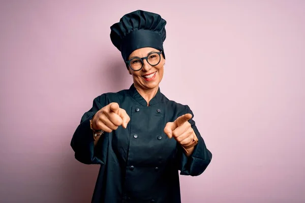 Brünette Köchin Mittleren Alters Trägt Kochuniform Und Hut Über Isoliertem — Stockfoto