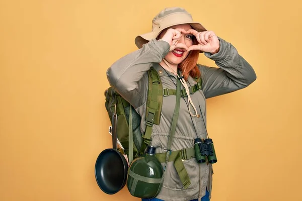 Junge Rothaarige Backpacker Frau Wandert Mit Rucksack Und Hut Über — Stockfoto