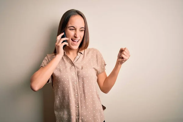 Ung Vacker Kvinna Som Pratar Smartphone Över Vit Bakgrund Mycket — Stockfoto