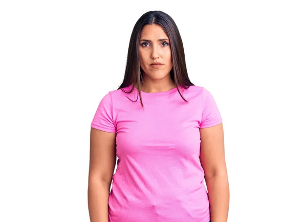 Ung Vacker Brunett Kvinna Bär Casual Shirt Med Allvarliga Uttryck — Stockfoto