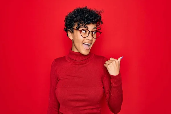 Fiatal Gyönyörű Afro Amerikai Garbó Pulóvert Szemüveget Visel Boldog Arccal — Stock Fotó