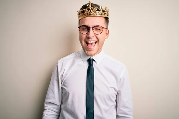 Jovem Caucasiano Bonito Homem Negócios Vestindo Coroa Ouro Sobre Fundo — Fotografia de Stock