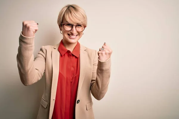 Ung Blond Affärskvinna Med Kort Hår Bär Glasögon Och Elegant — Stockfoto