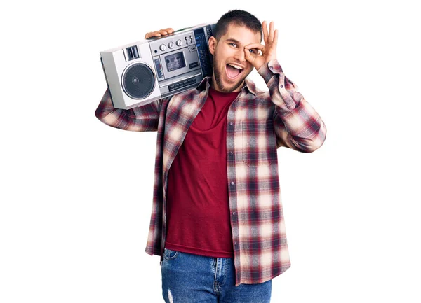 Tânăr Bărbat Chipeș Ascultând Muzică Ținând Boombox Zâmbind Fericit Făcând — Fotografie, imagine de stoc