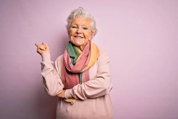 Starsza Piękna Siwowłosa Kobieta Ubrana Luźny Sweter Szalik Różowym Tle — Zdjęcie stockowe